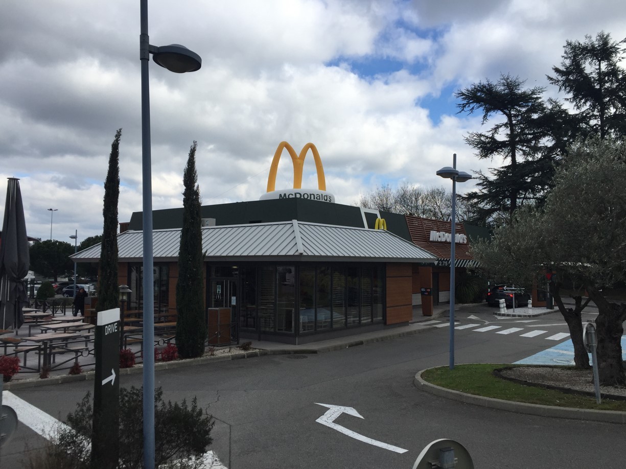 Logo Gonflable McDonald's sur le toit
